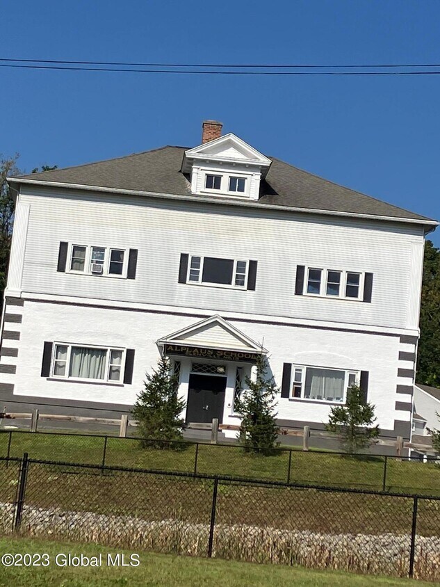 Primary Photo - 121 Maple Ave