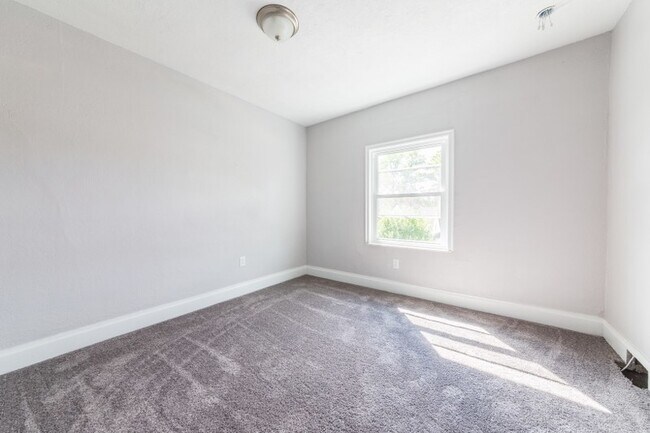 Foto del edificio - AVAILABLE AUGUST - Beautiful 4 Bedroom Hom...