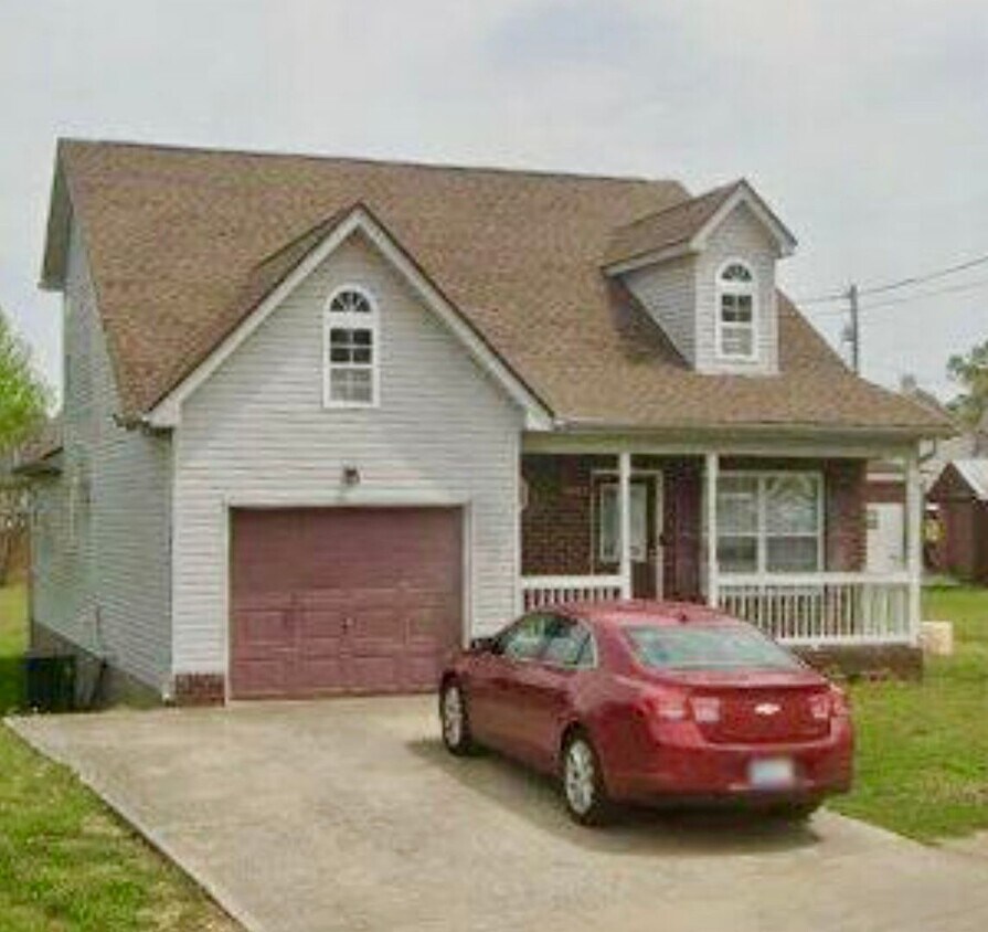 Foto principal - Nice three bedroom two bath two-story in A...