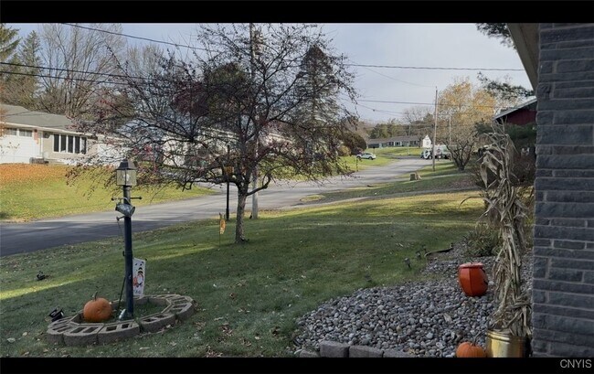 Foto del edificio - 12 Forest Rd