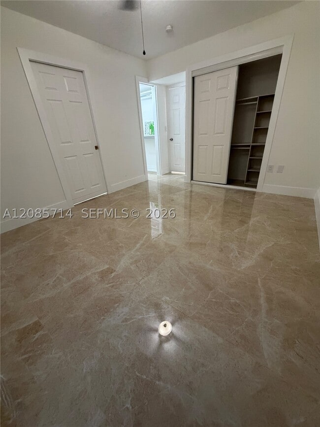 Foto del edificio - 1855 W 62nd St