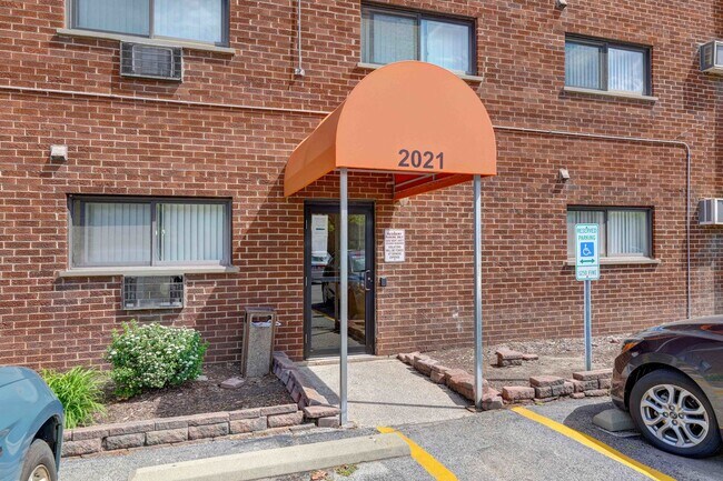 Foto del edificio - 2021 S Wolf Rd