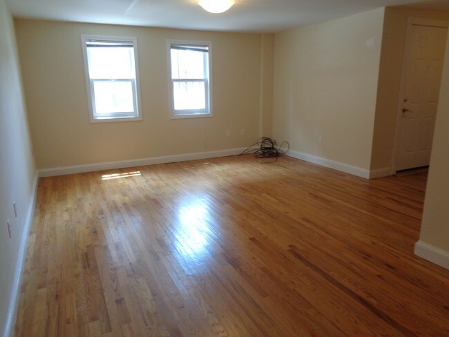 Building Photo - 18 Elm St