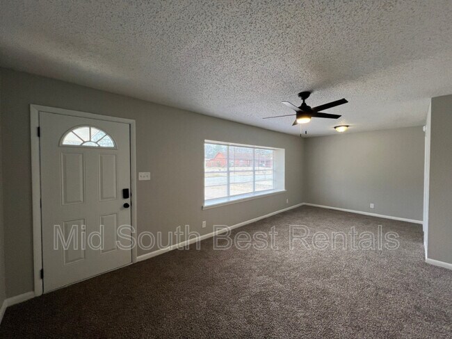 Building Photo - 856 Hackberry Ln
