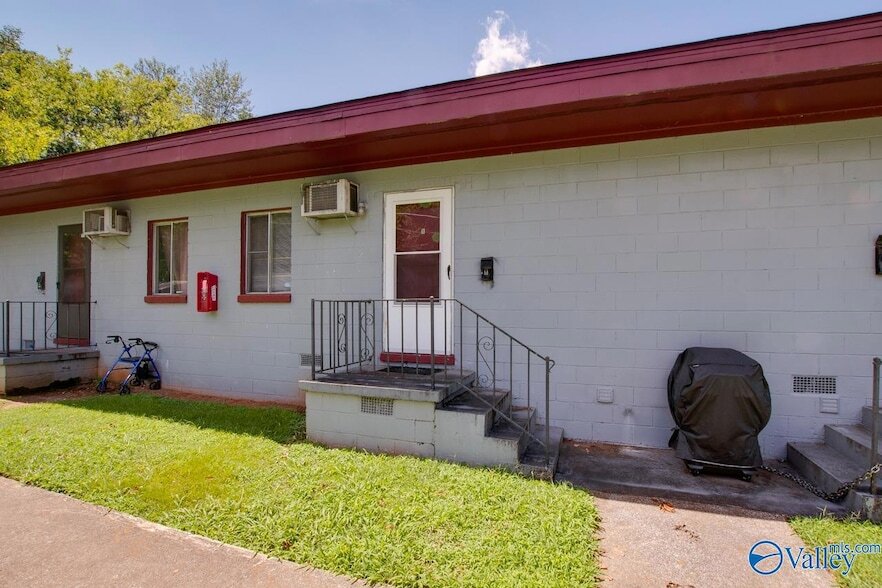 Foto principal - 1328 Oshaughnessy Ave NE