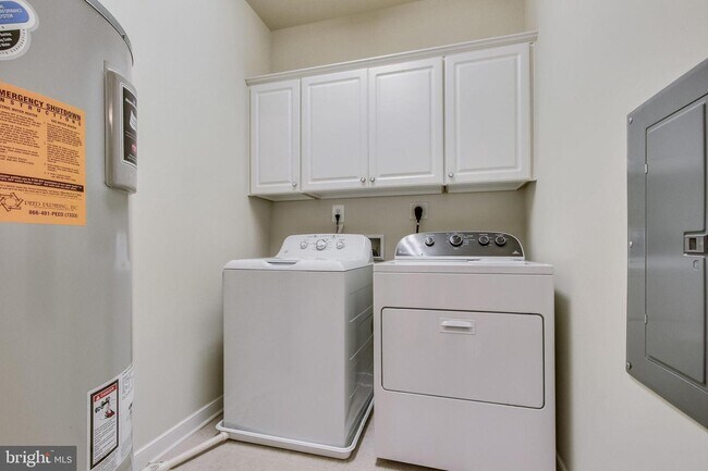 Building Photo - 8980 Fascination Ct