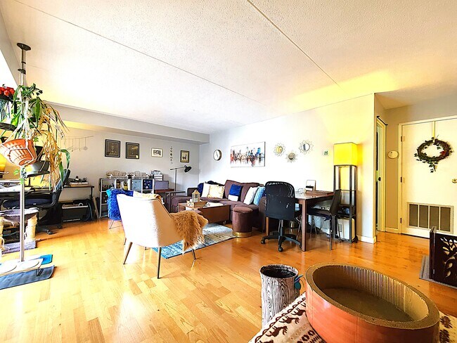 Foto del edificio - 1243 Beacon St