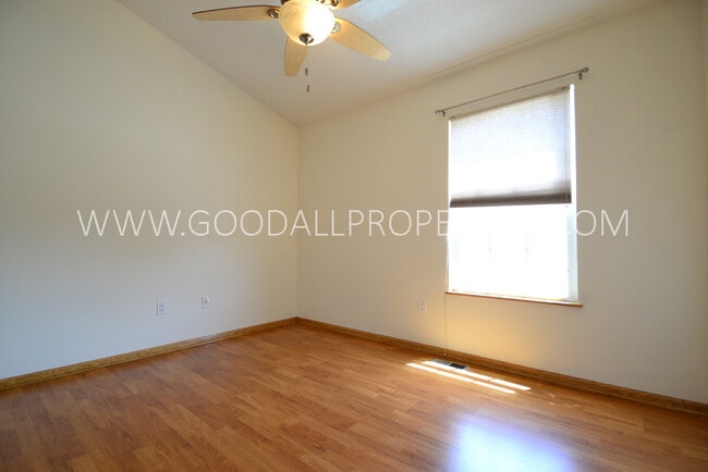 Building Photo - Must See this Beautiful 2 Bedroom, 2 Bath ...