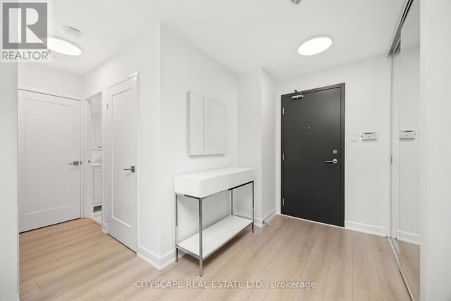 Building Photo - 7460 Bathurst St