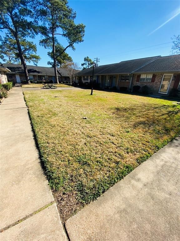Building Photo - 1015 E Tri Oaks Ln