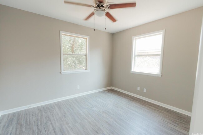 Building Photo - 1323 W 39th St