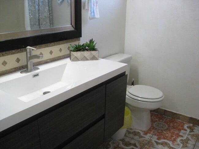 Foto del edificio - 9266 Cypress Ave