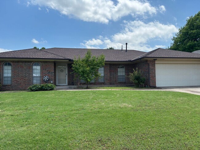 Building Photo - Large Home in NW. OKC, . Putnam City Schools