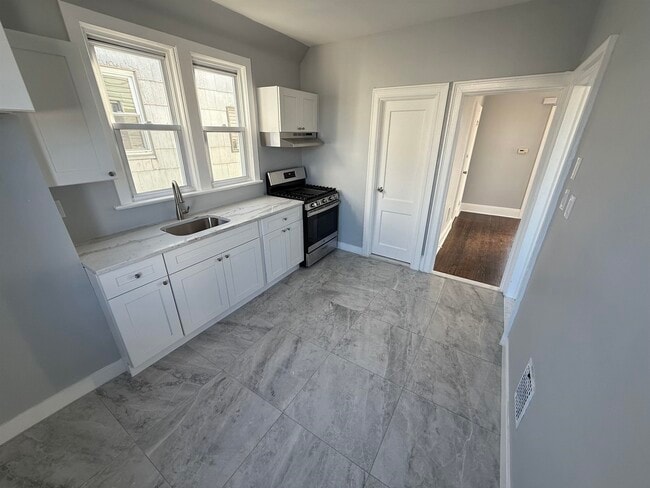 Building Photo - 308 Pearsall Ave