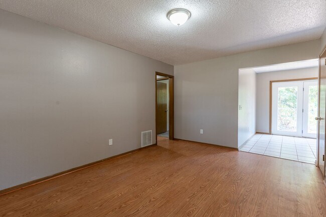 Foto del edificio - Stylish 4-Bedroom Home with Fresh Updates ...