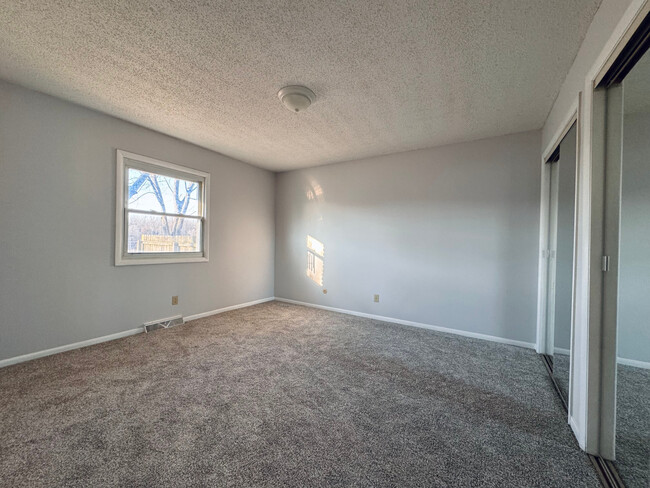 Building Photo - 2437 Delaware Dr