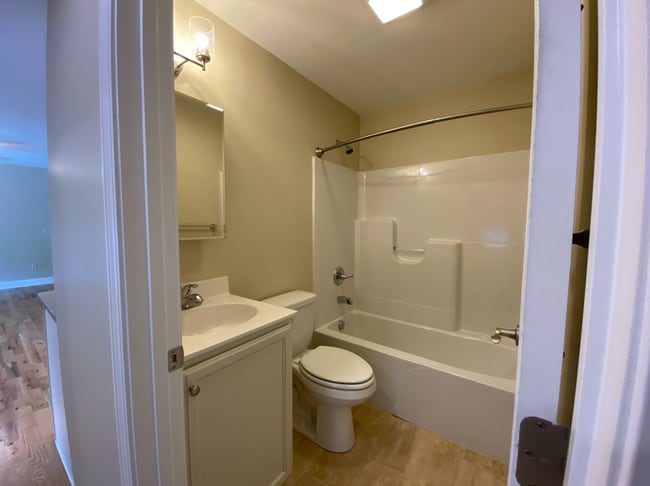 Foto del edificio - Downtown Morganton - One Bedroom Apt on top floor with wood floors great natural light, updated f...