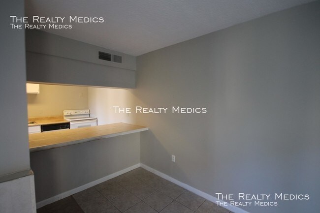 Building Photo - 2 Bedroom/1.5 Bath Huntington on the Green