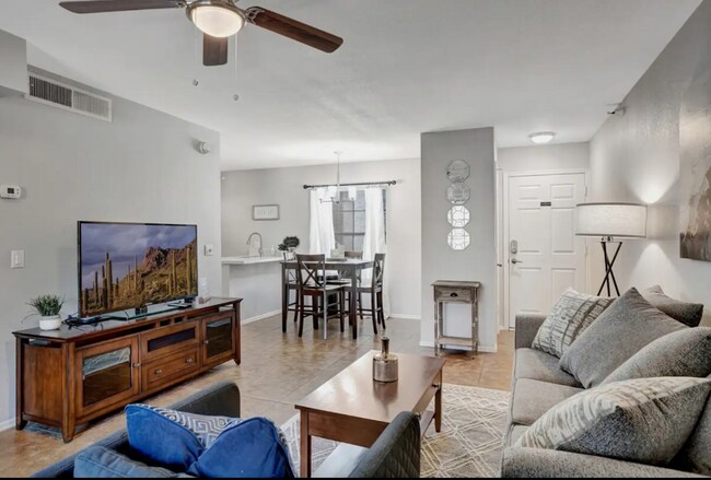 Foto del edificio - 8020 E Thomas Rd