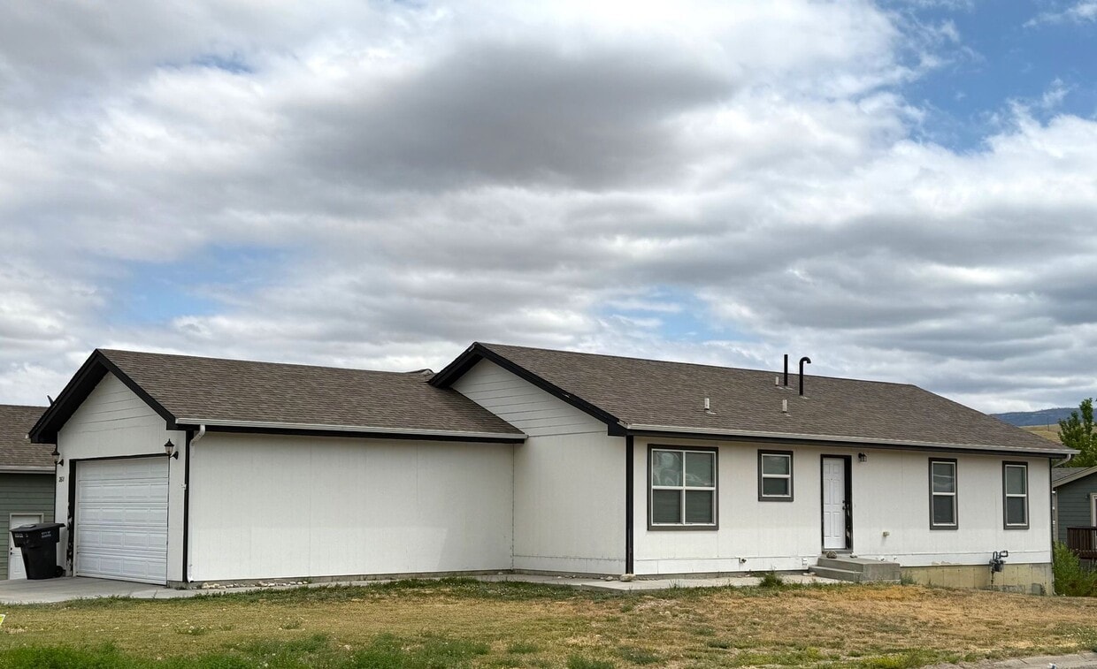 Primary Photo - 3 bedroom, 2 bath home with double garage