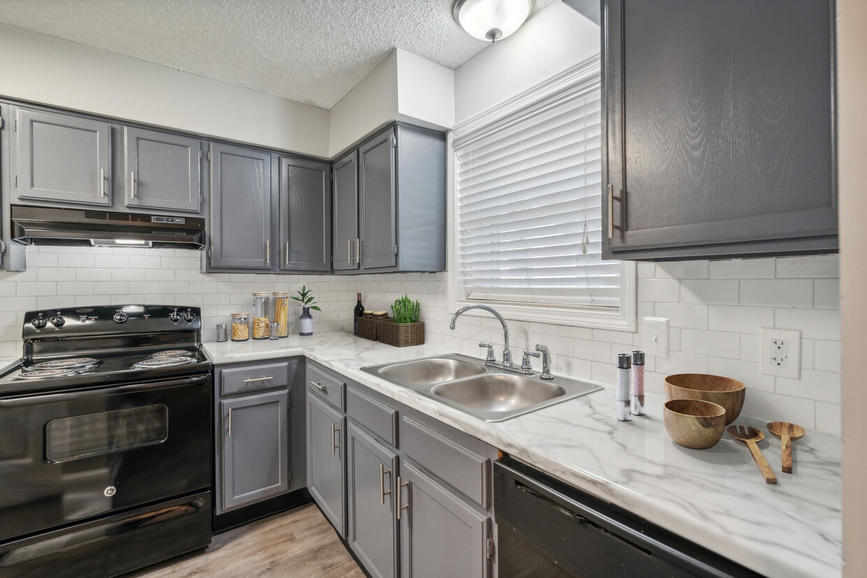 Primary Photo - Piccadilly Apartments