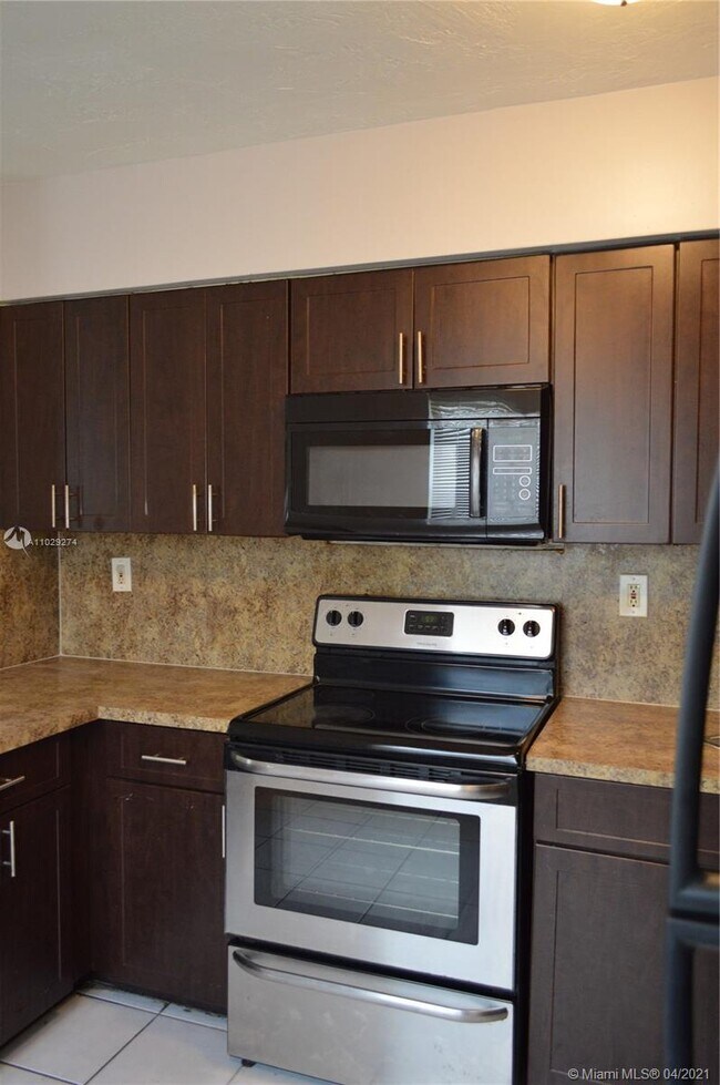 Building Photo - 6134 SW 40th Ct