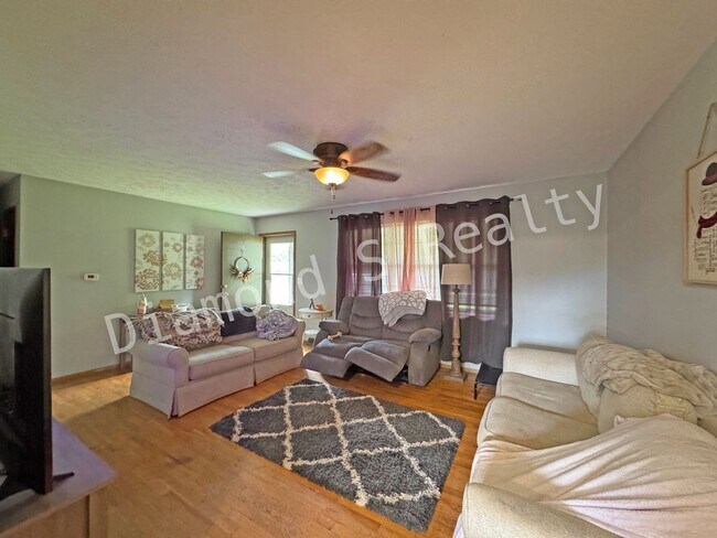 Foto del edificio - Three Bedroom Home for Lease - Park-like b...