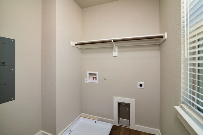 Foto del edificio - GORGEOUS 2 BEDROOM FOUR PLEX LOCATED IN MI...