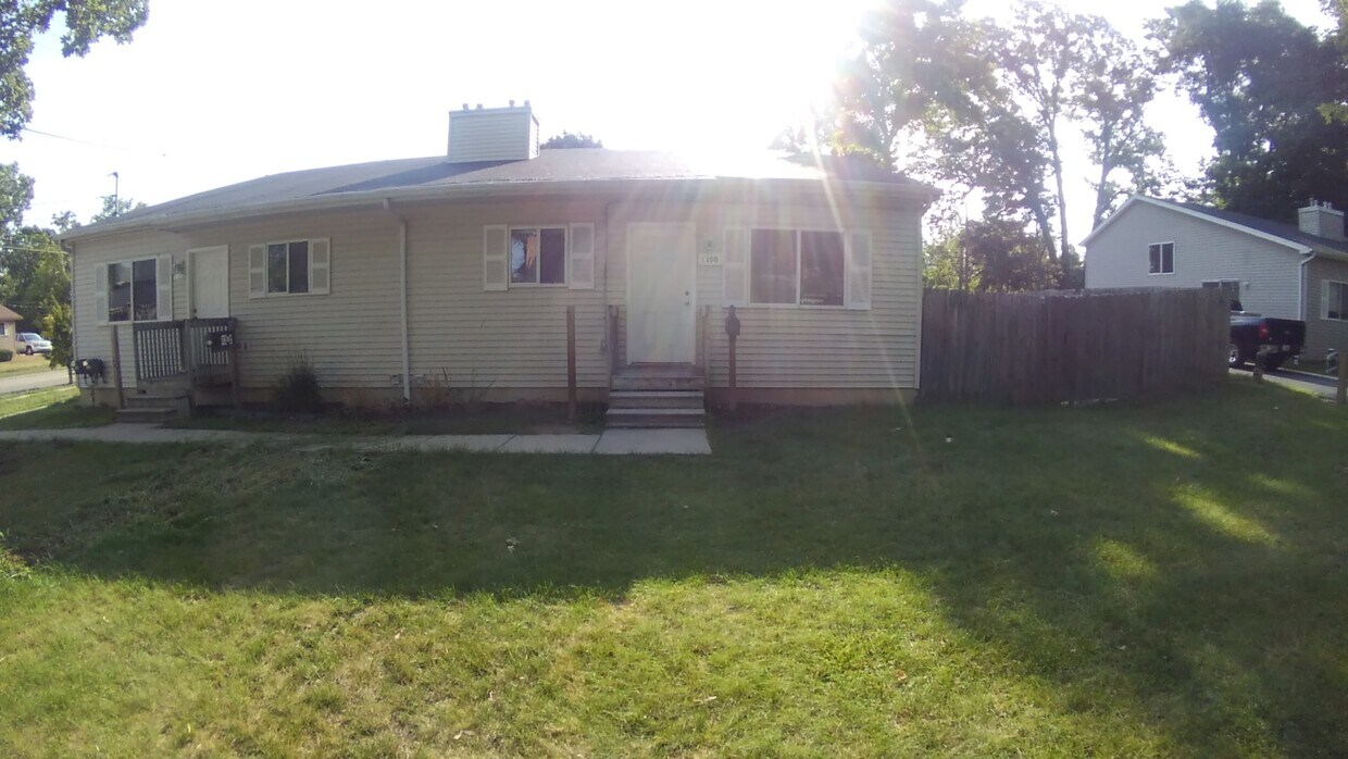 Primary Photo - 1300 Albert Ave
