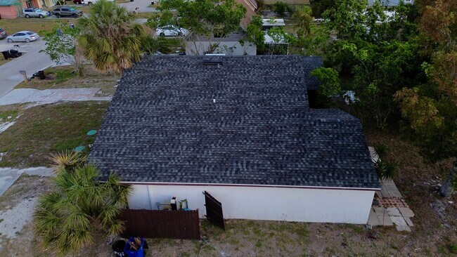 Foto del edificio - 17419 Dumont Dr