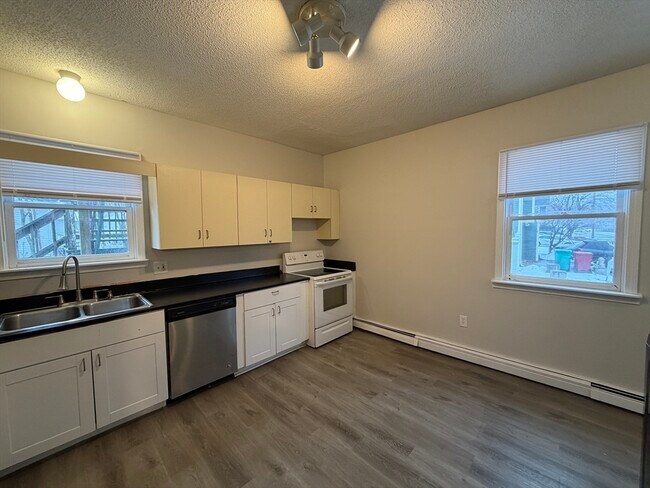 Building Photo - 137 Midland St