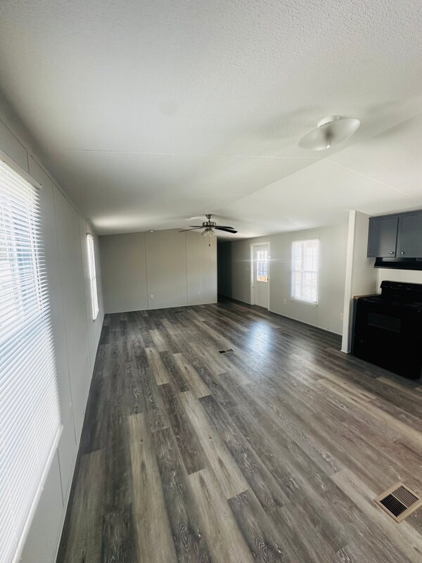 Foto del edificio - 33230 Walker North Rd