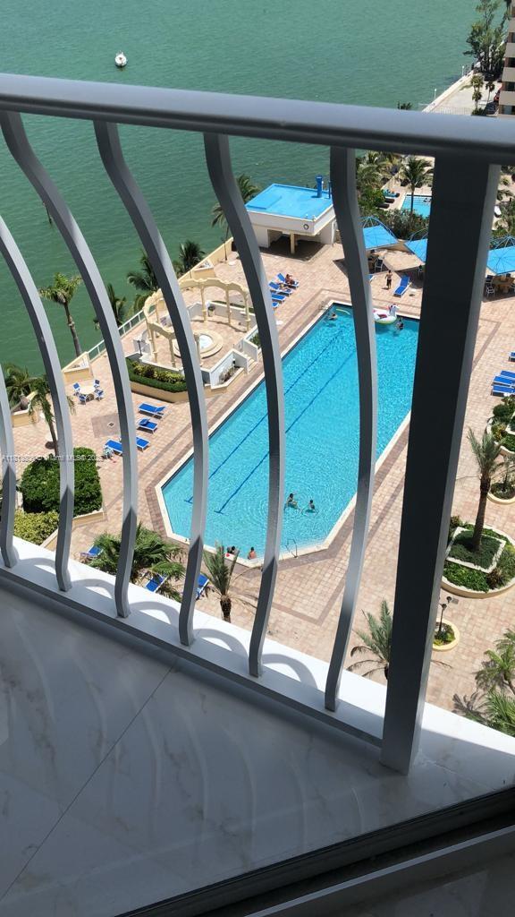 Foto del edificio - 7601 E Treasure Dr