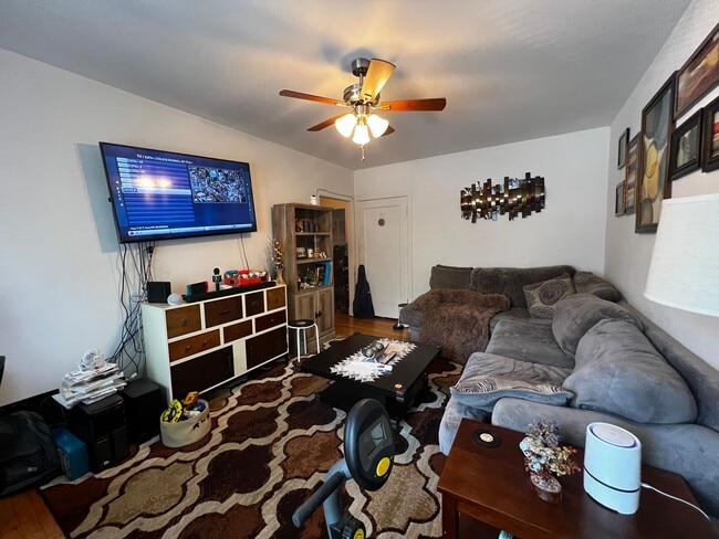 Photo - 1058 W Cornelia Ave Apartment