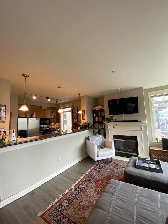 Building Photo - Spacious Eastlake 2bd/2ba Condo! Rest of A...