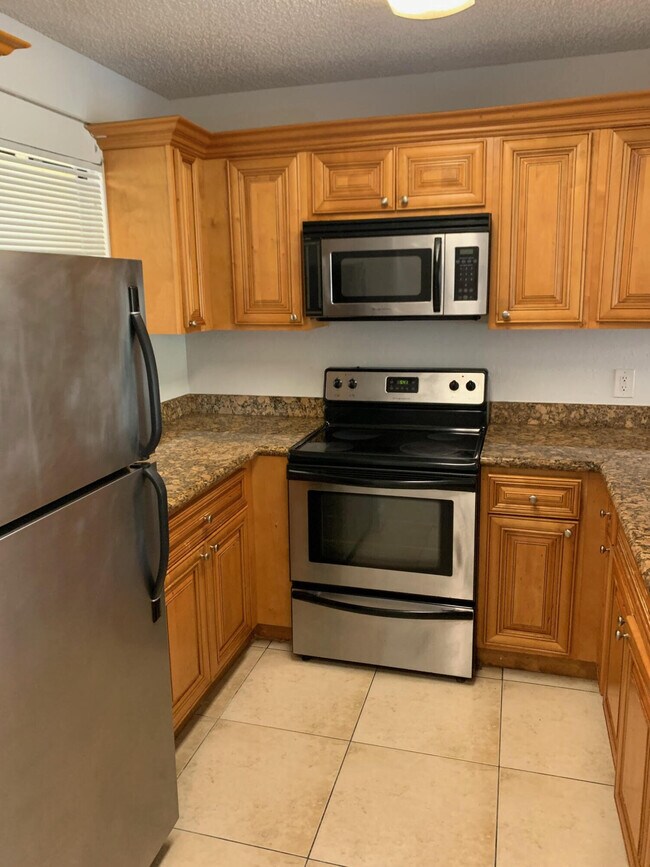 Building Photo - 1463 Lake Crystal Dr