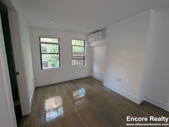 Building Photo - 61 Joy St