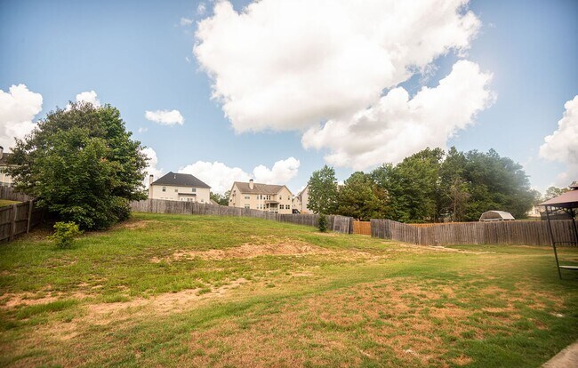 Building Photo - Beautiful home available today!