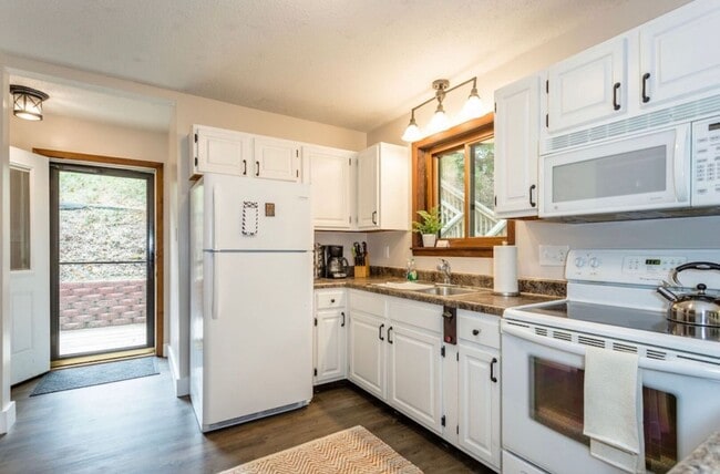 Building Photo - Warm and Welcoming Two-Bedroom Home with Bonus Office Space, and an Open Concept Design. Situated...