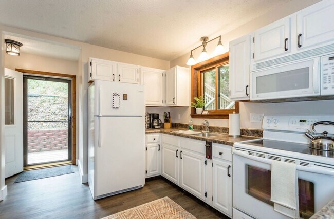 Foto del edificio - Warm and Welcoming Two-Bedroom Home with Bonus Office Space, and an Open Concept Design. Situated...