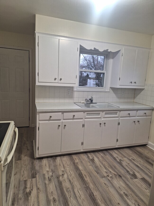 Kitchen - 264 Rhein Ave