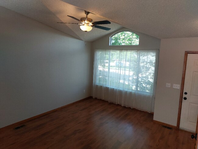 Building Photo - 9660 Lameria Dr