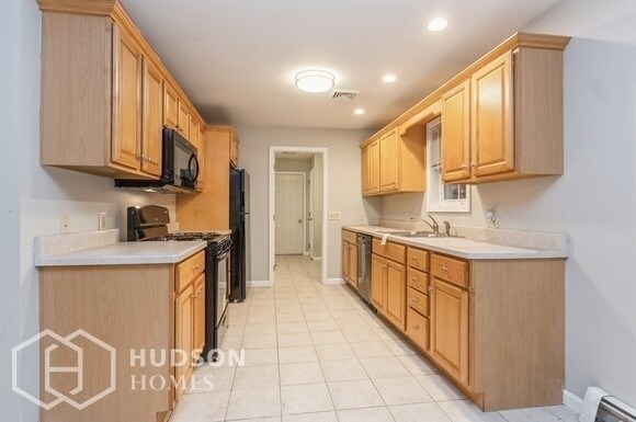 Foto del edificio - NOW AVAILABLE! 245 Quaker St, Newburgh, NY...