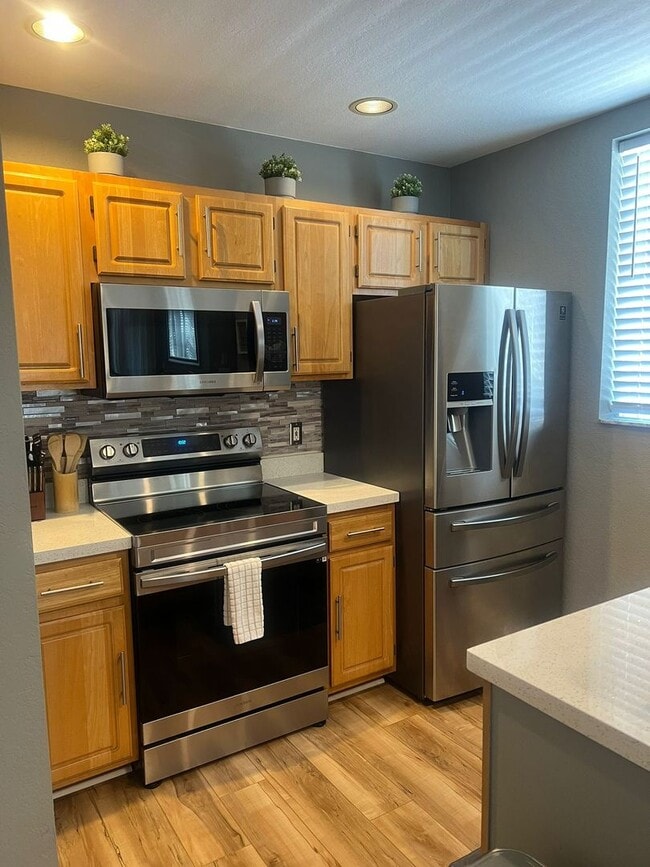 Building Photo - 4-bedroom, 3-bathroom townhouse in Kissimmee !