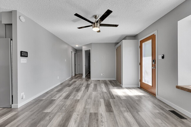 Building Photo - $2,295 - 4 Bed, 2 Bath Home in CO Springs ...