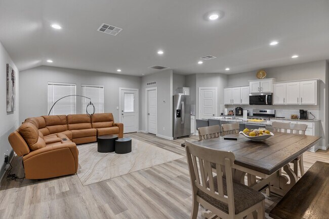 Foto del edificio - 7705 Brown Bark Rd