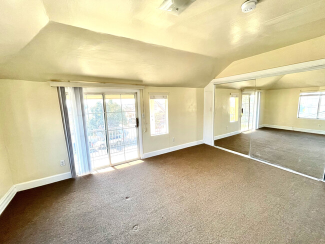 Foto del edificio - 3081 E 6th St