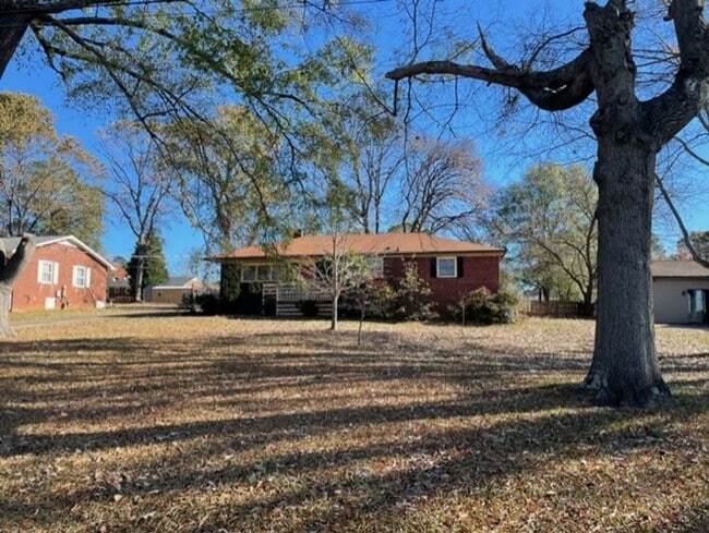 Building Photo - Adorable 3-bed 2-bath brick ranch, sitting on nearly a half acre lot, is located in Gastonia