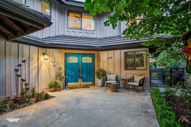 Front courtyard. - 2323 Easthills Dr