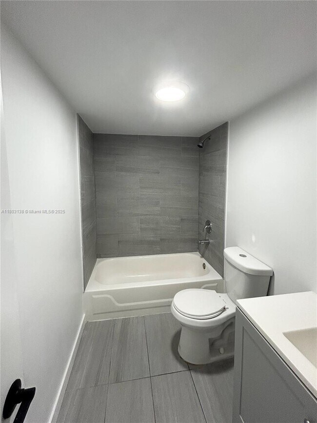 Foto del edificio - 888 NE 132nd St